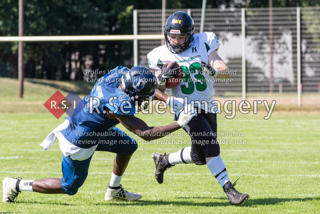 American Football, Saison 2022, Regionalliga Nord, Hamburg Blue Devils - Oldenburg Knights, Dr.-Hermann-Schnell-Sportplatz (Hamburg), 06.08.2022, 07. Gameweek | Christopher Stender (#27, Blue Devils, DB), Jannik Franke (#33, Oldenburg, RB)