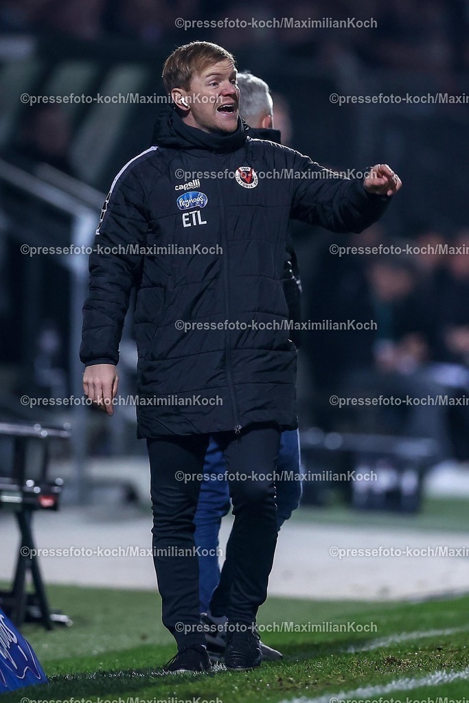 Koe12032501152 | 12.03.2025, Fußball, FC Viktoria Köln – Rot-Weiss Essen, 3.Liga, Sportpark Höhenberg, Saison 2024 2025: Co-Trainer Marian Wilhelm (Viktoria Köln) steht gestikulierend am SpielfeldrandDFB regulations prohibit any use of photographs as image sequences and or quasi-video.