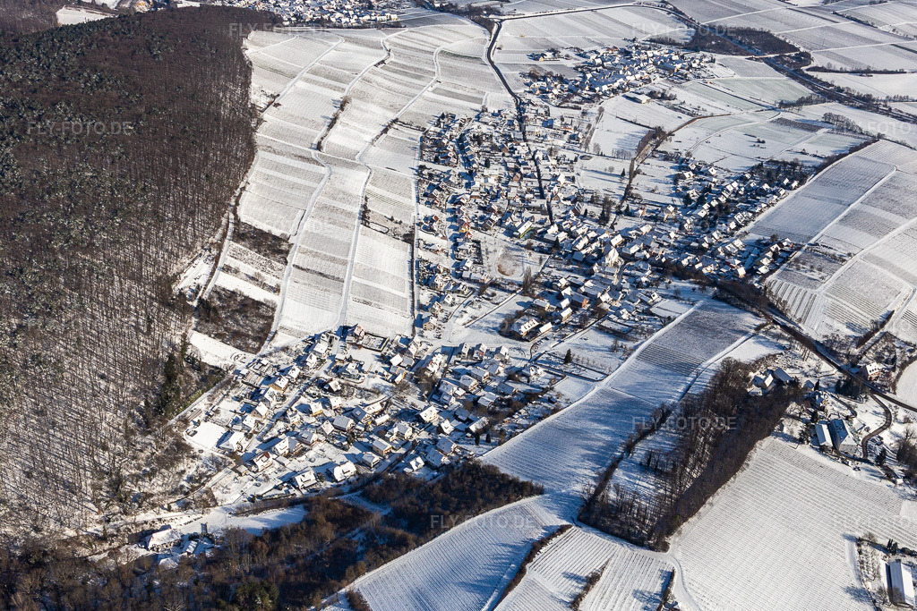 Luftbild: Winterluftbild im Schnee vom Pleisweiler im Ortsteil Pleisweiler in Pleisweiler-Oberhofen im Bundesland Rheinland-Pfalz in Deutschland. Foto: IMG_124404.jpg vom 11.02.2021 durch Werner Riehm/FLY-FOTO.de