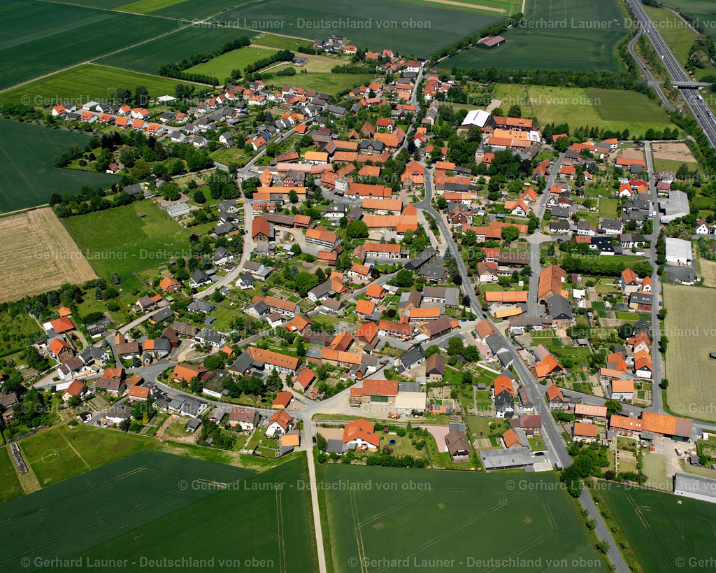 2638216 | LENGDE 09.06.2006 Landwirtschaftliche Nutzflächen und Feldgrenzen  umsäumen das Siedlungsgebiet des Dorfes in Lengde im Bundesland Niedersachsen, Deutschland // Agricultural land and field boundaries surround the settlement area of the village  in Lengde in the state Lower Saxony, Germany Foto: Gerhard Launer