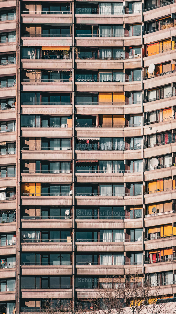 Neckarhochhäuser in Mannheim | Die Planungen zur Neugestaltung des Neckarufers begannen in den 1960er Jahren. Durch eine moderne, großstädtische Bebauung mit Büro- und Wohnhochhäusern in luftiger und grüner Umgebung sollte nach dem Vorschlag des Mannheimer Architekten Karl Schmucker die Neckarstadt und Innenstadt enger verbunden werden. - Realisiert mit Pictrs.com