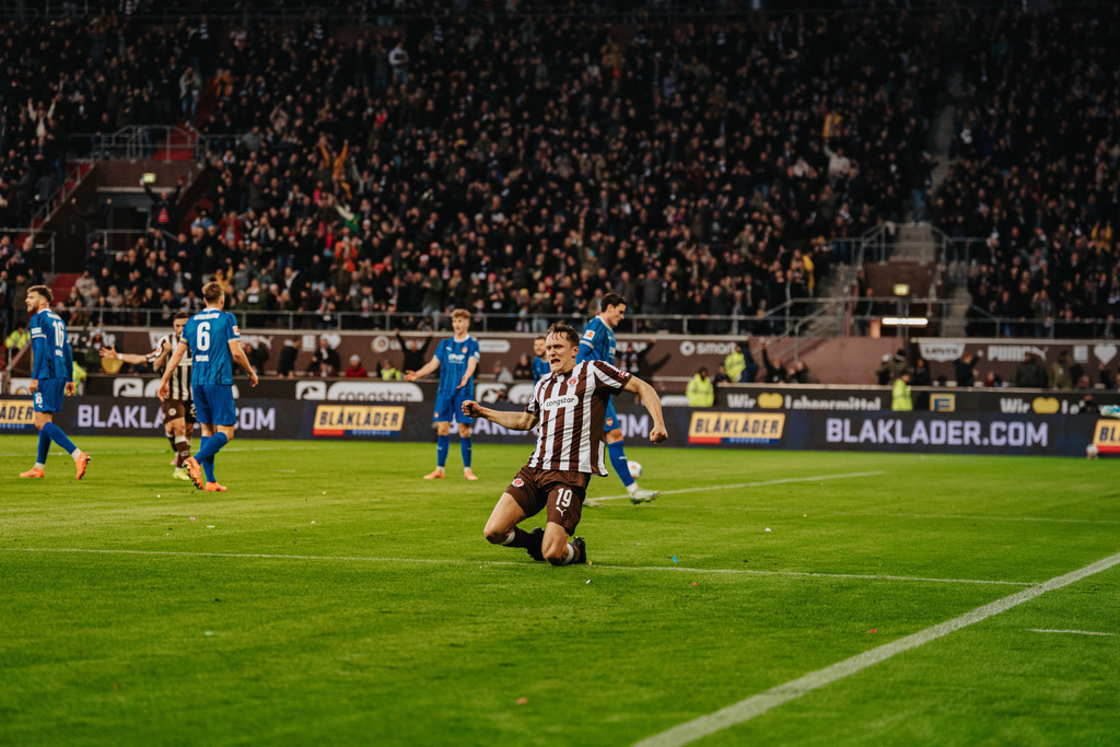 FCS00970 | Der offizielle Shop für FC St. Pauli Fotos. Wähle aus Spielszenen & Fanmomenten dein FCSP Wunschformat. Wir liefern Millerntor-Atmosphäre.
