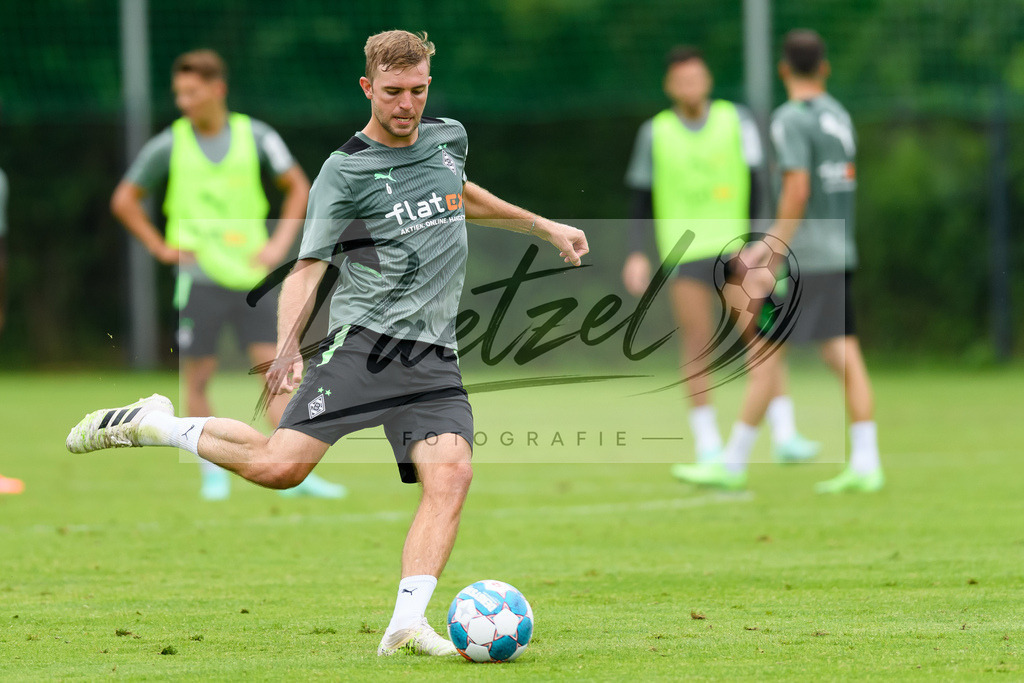 TRABMG20210719_104 | Fussball, Herren: Christoph Kramer (Borussia Moenchengladbach) in Aktion, am Ball, Einzelaktion beim Training von Borussia Moenchengladbach waehrend des Trainingslagers auf dem Trainingsplatz am Hotel Klosterpforte am 19.07.2021 in Harsewinkel, Deutschland. - Realisiert mit Pictrs.com