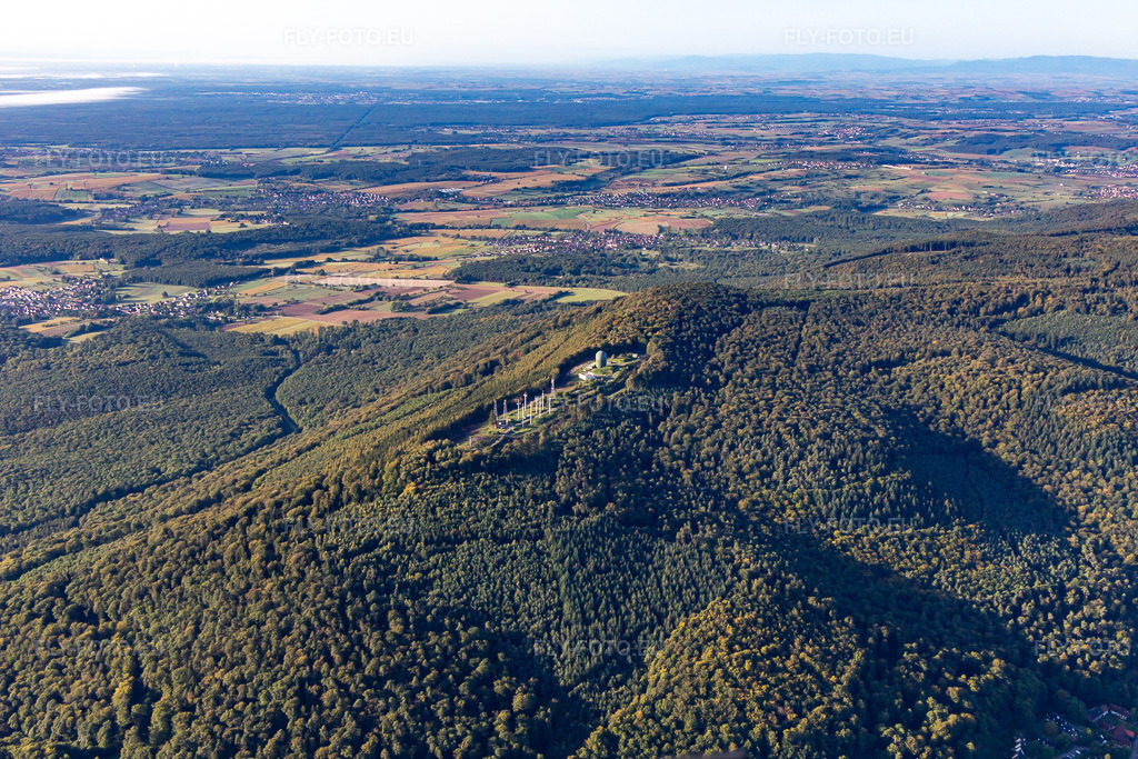 Vue aérienne: Antennes radar à Pfaffenschlick à Soultz-sous-Forêts dans le département Bas Rhin, France. Photo: IMG_138939.jpg prise le 24/09/2023 par Werner Riehm/FLY-FOTO.eu – Résolution de l'original: 5224 x 3483 px