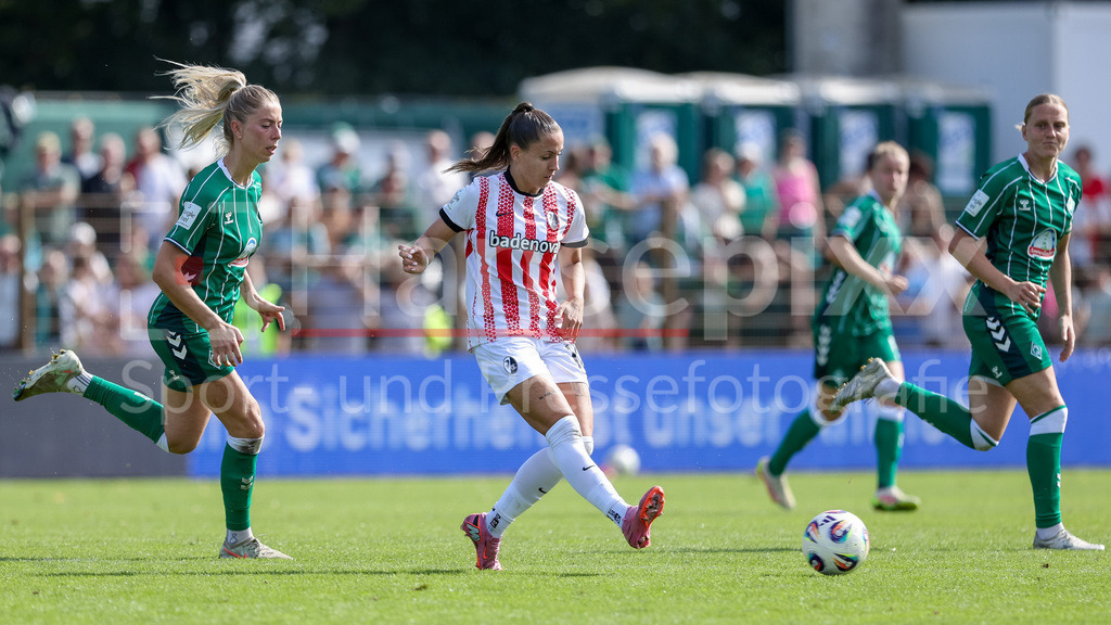 Fussball, Google Pixel Frauen-Bundesliga, SV Werder Bremen - SC Freiburg | v.li.: Sharon Beck (SV Werder Bremen, 27) und Selina Vobian (SC Freiburg, 10) im Zweikampf, Duell, Dynamik, Aktion, Action, Spielszene, DIE DFB-RICHTLINIEN UNTERSAGEN JEGLICHE NUTZUNG VON FOTOS ALS SEQUENZBILDER UND/ODER VIDEOÄHNLICHE FOTOSTRECKEN. DFB REGULATIONS PROHIBIT ANY USE OF PHOTOGRAPHS AS IMAGE SEQUENCES AND/OR QUASI-VIDEO.