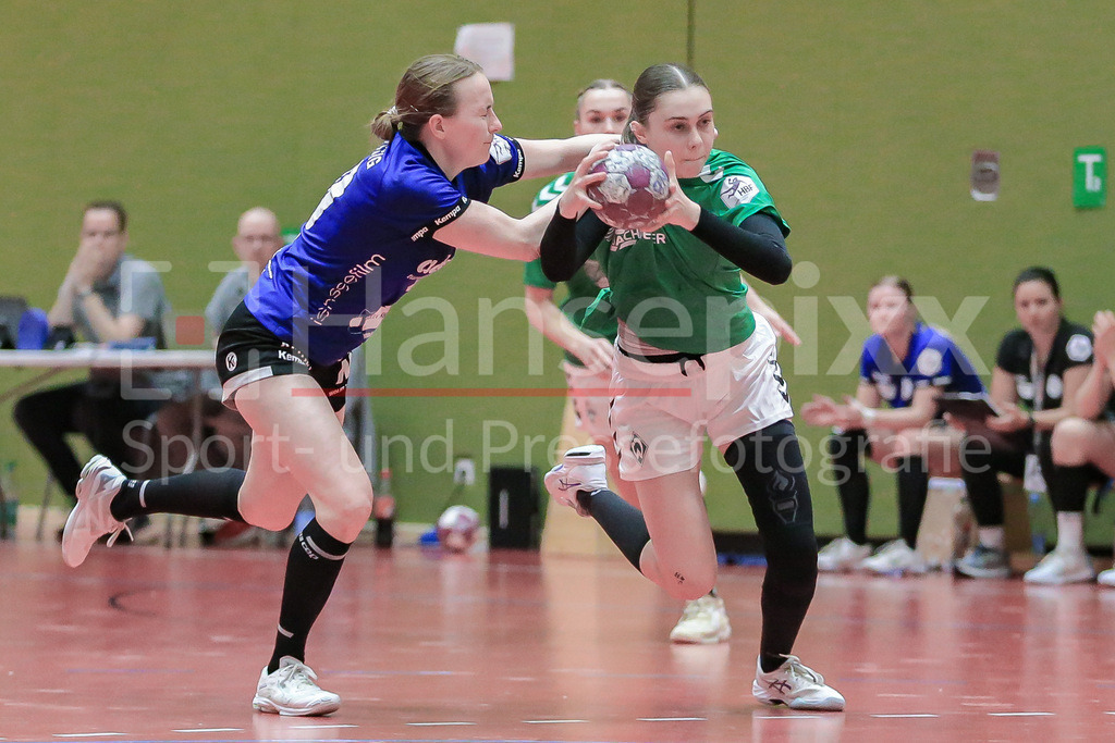 Handball, 2. Bundesliga Frauen, SV Werder Bremen - HSG Freiburg | v.li.: Rebecca Dürr (HSG Freiburg, 10) und Chiara Thorn (SV Werder Bremen, 44) im Zweikampf, Duell, Spielszene, Aktion, Action