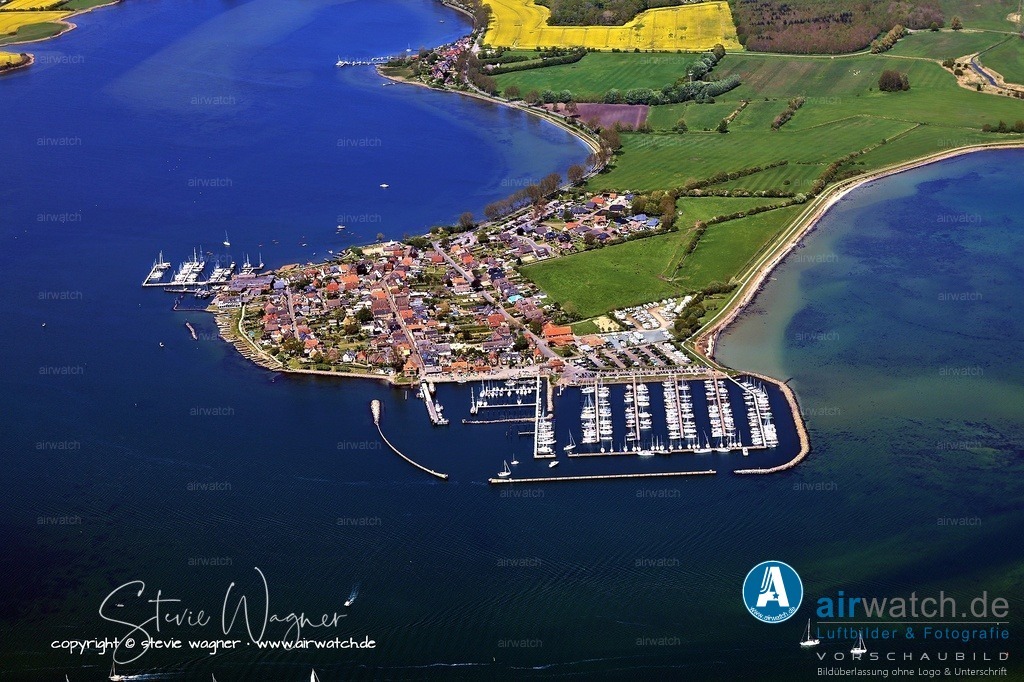 Luftbilder Ostseefjord Schlei, Maasholm, Port Olpenitz, Schleimünde | Die Halbinsel Oehe wurde erst Anfang des letzten Jahrhunderts endgültig trocken gelegt, nachdem frühere Versuche, wie der Deichbau um 1770 und der anschließende Damm, bei einer Sturmflut wieder verloren gingen. Die erste feste Landverbindung entstand 1798 durch den Bau eines Dammes am Wormshöfter Noor. Die Gemeinde Maasholm wurde mehrmals im Rahmen des Wettbewerbs „Unser Dorf hat Zukunft“ ausgezeichnet.