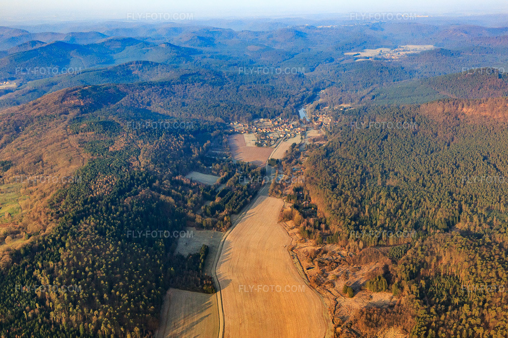 Aerial view: View of the town from the east in Sparsbach in the state Bas-Rhin, France.Photo: IMG_105294.jpg taken on 03/25/2018 by Werner Riehm/FLY-FOTO.comResolution of the original: 5472 x 3648 px