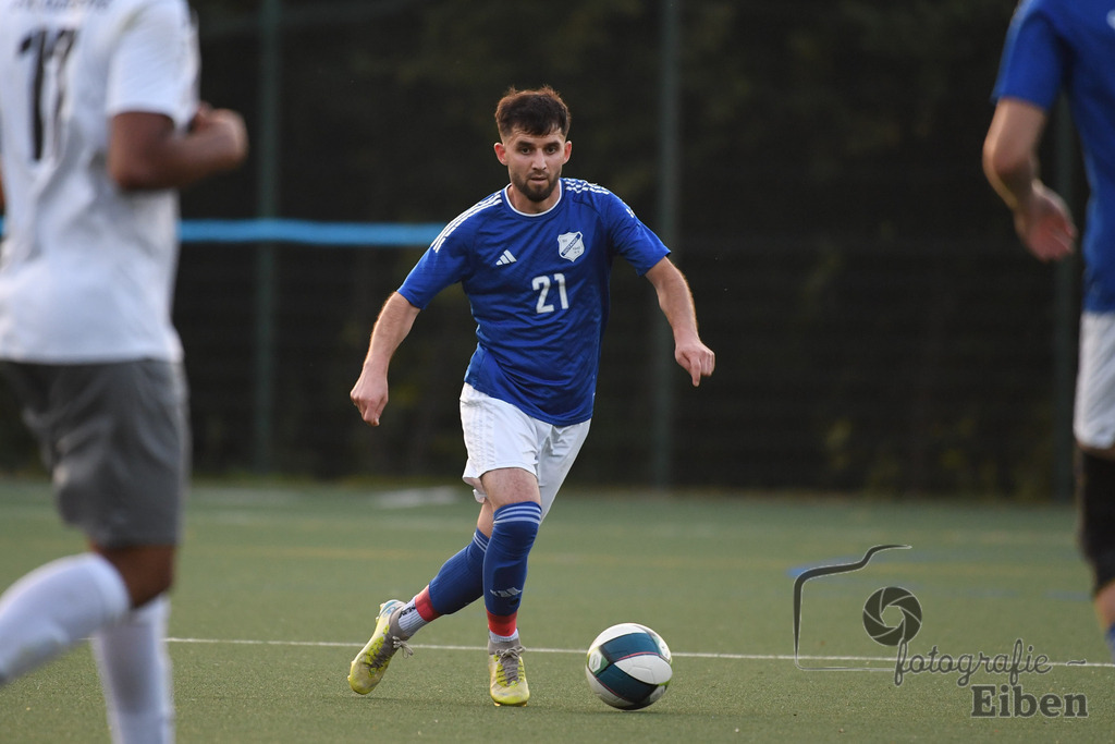 GVO Oldenburg 2-SV GOTANO | Herren Kreisliga; GVO Oldenburg 2 (weiß)-SV GOTANO (blau) am 15.08.2025 in Oldenburg (Sportanlage GVO); Photo: Philip Eiben 2025 - Realisiert mit Pictrs.com