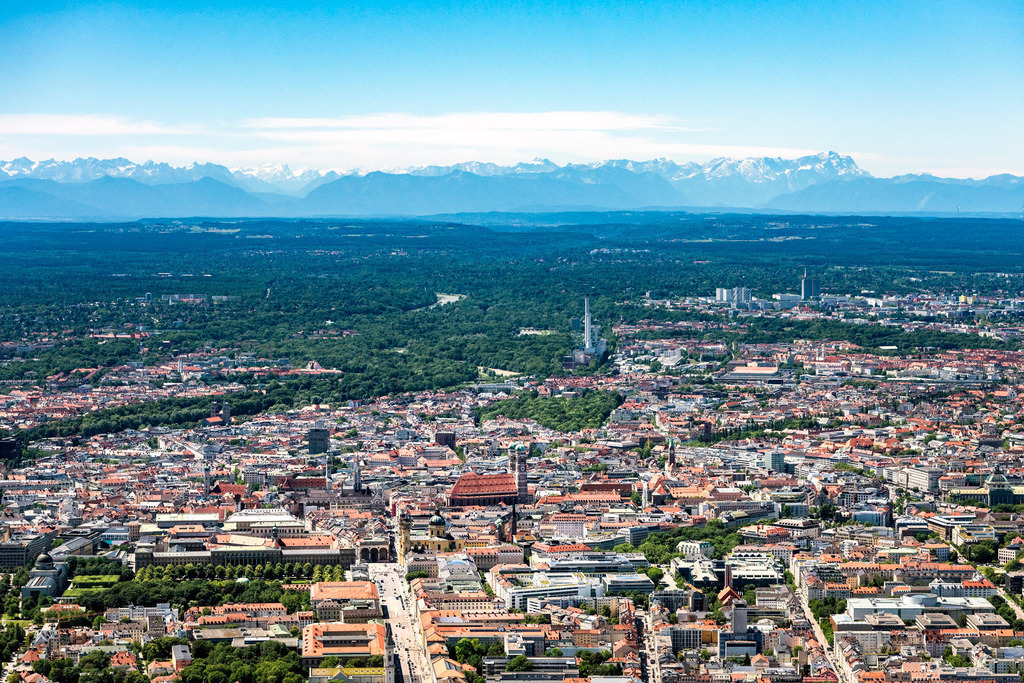 _0053662.jpg | MüNCHEN 09.08.2019 Stadtansicht des Innenstadtbereiches mit Blick Richtung Süden bei schönem Wetter und Bergpanorama in München im Bundesland Bayern, Deutschland. // City view on down town with Blick Richtung Sueden bei schoenem Wetter and Bergpanorama in Munich in the state Bavaria, Germany. Foto: Daniel Reiter