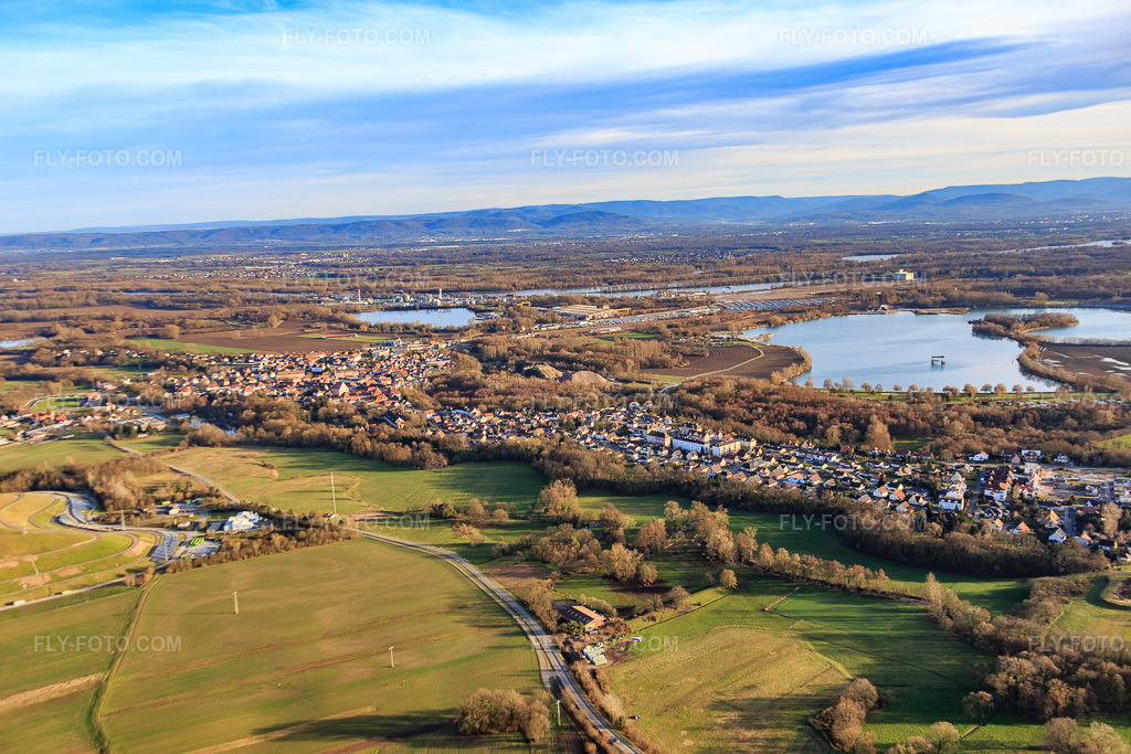 Aerial view: View of the town from the northwest in Lauterbourg in the state Bas-Rhin, France. – Photo: IMG_085977.jpg taken on 02/06/2016 by Werner Riehm/FLY-FOTO.com – Resolution of the original: 5472 x 3648 px