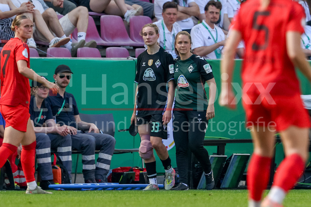 Fussball, DFB-Pokal Finale Frauen, FC Bayern München - SV Werder Bremen | v.li.: Maria Penner (SV Werder Bremen, 33) muss verletzt ausgewechselt werden, enttäuscht schauend, Enttäuschung, Verletzung, Schmerzen, schmerzverzerrtes Gesicht, traurig, Jennifer Brimmer (Physiotherapeutin, SV Werder Bremen), DIE DFB-RICHTLINIEN UNTERSAGEN JEGLICHE NUTZUNG VON FOTOS ALS SEQUENZBILDER UND/ODER VIDEOÄHNLICHE FOTOSTRECKEN. DFB REGULATIONS PROHIBIT ANY USE OF PHOTOGRAPHS AS IMAGE SEQUENCES AND/OR QUASI-VIDEO.