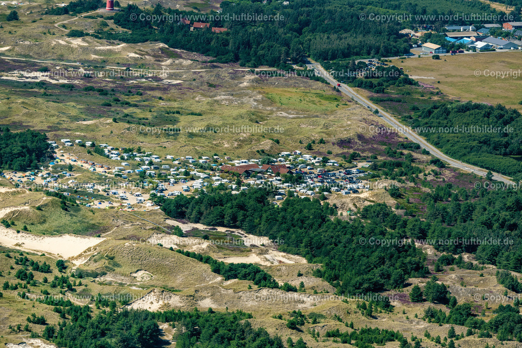 Amrum_Campingplatz_ELS_8540130822 | WITTDüN AUF AMRUM 13.08.2022 Küsten- Landschaft mit Leuchtturm und Dünen Campingplatz am Sandstrand der Nordsee- Insel Amrum in Nebel im Bundesland Schleswig-Holstein. Weiterführende Informationen bei: Dünencamping Amrum GmbH. // Coastline with lighthouse and camp site on the sandy beach of Nordsee- Insel Amrum in Nebel in the state Schleswig-Holstein. Further information at: Duenencamping Amrum GmbH. Foto: Martin Elsen