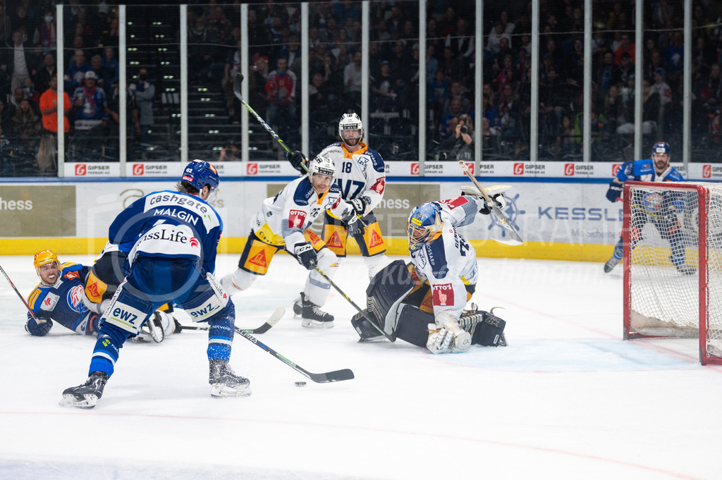 Swiss National League Final Game 2: ZSC Lions - EV Zug | 20.04.2022, Zürich, Hallenstadion, Swiss National League Final Game 2: ZSC Lions - EV Zug, #62 Denis Malgin (ZSC) verwertet zum 2:1-Schlussresultat. #26 Reto Suri (Zug) und #30 Torhüter Leonardo Genoni (Zug) sind zu spät. - Realisiert mit Pictrs.com