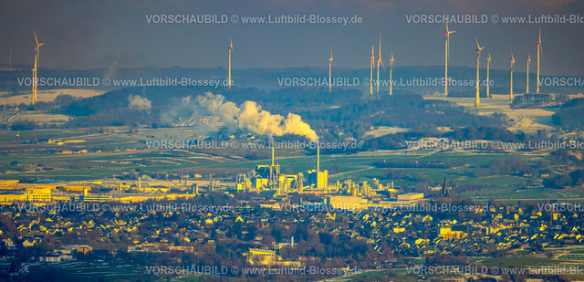 Brilon231200632 | Luftbild, EGGER Holzwerkstoffe Brilon GmbH & Co. KG, rauchende Schornsteine und Holz verarbeitendes Unternehmen, Fernsicht und Windräder, Brilon, Sauerland, Nordrhein-Westfalen, Deutschland