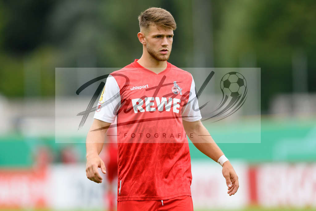 JENKOE20210808_186 | Fussball, Herren: Jan Thielmann (1. FC Koeln) schaut beim Spiel der 1. Runde im DFB-Pokal zwischen FC Carl Zeiss Jena und 1. FC Koeln im Ernst-Abbe-Sportfeld am 08.08.2021 in Jena, Deutschland.DFB / DFL REGULATIONS PROHIBIT ANY USE OF PHOTOGRAPHS AS IMAGE SEQUENCES AND/OR QUASI-VIDEO. - Realisiert mit Pictrs.com