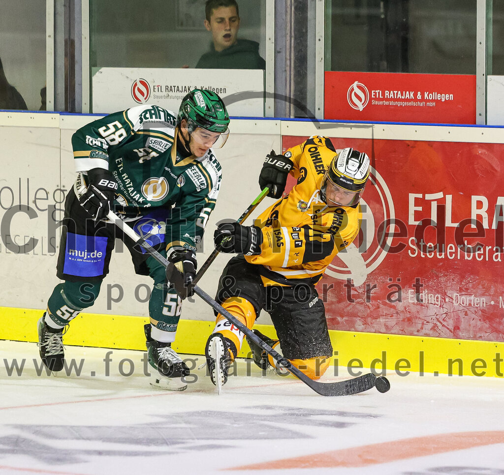 2025-08-22_152_TSV_Erding_gegen_EV_Fuessen | Erding, Deutschland, 22.08.2025:Eishockey, Oberliga Süd 2025 / 2026, Testspiel, TSV Erding gegen EV Füssen, Endergebnis: 1:4Paul Pfenninger (Erding Gladiators, #58), Pius Seitz (EV Füssen, #17)Foto: Christian Riedel / fotografie-riedel.net