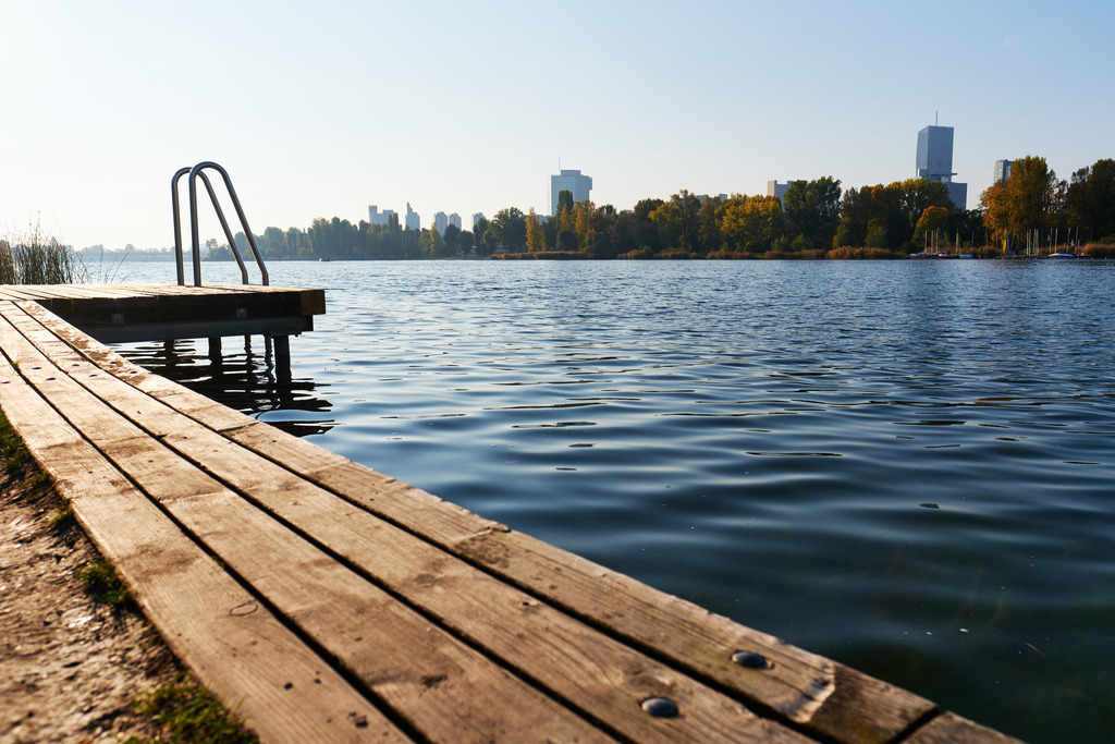 Einstieg in das Wasser zur Alten Donau | Wien, Austria - October 20, 2020: Einstieg in das Wasser zur Alten Donau, im Hintergrund die Donaucity. - Realisiert mit Pictrs.com