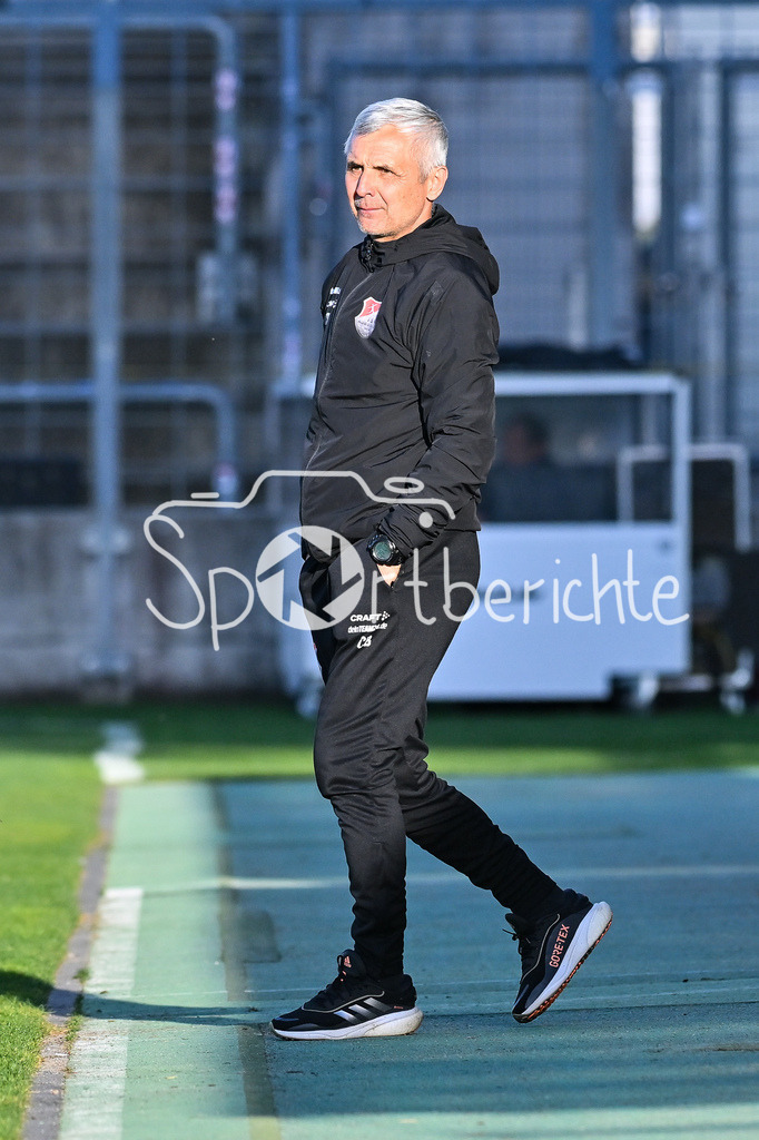 FC Bayern Amateure - TSV Aubstadt | MÜNCHEN, GERMANY - 24. APRIL: im Bild Claudiu BOZESAN Trainer TSV Aubstadt / Einzelfoto / Freisteller während dem Match zwischen den Amateuren des FC Bayern und dem TSV Aubstadt am 31. Spieltag der Regionalliga Bayern im Grünwalder Stadion
