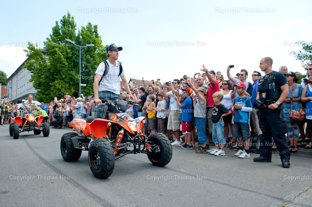 _DSC6652 | Sebastian Vettel beim spektakulären „Home Run“ in Heppenheim: Der Formel-1-Weltmeister fährt im Red-Bull-Rennwagen über die zur Rennstrecke umfunktionierte B3 in seiner Heimatstadt. Tausende Fans feiern ihren Lokalhelden.