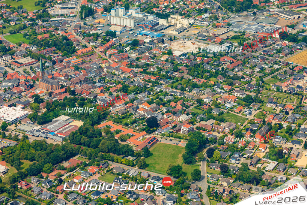 Übersichts Bild Dinklage - Die Luftaufnahme wurde 2025 vom UL-Flugzeug heraus erstellt ( keine Drohnenaufnahme ) - Hochauflösende Luftaufnahme - für Wandbilder und großformatige Ausdrucke geeignet. Das besondere Geschenk!Hier alle&nbsp;Infos zur Lizenzierung der LuftaufnahmeWir fliegen auch dieses Jahr wieder in Ihre Region um Luftbilder zu erstellen.- Luftbild anfragen