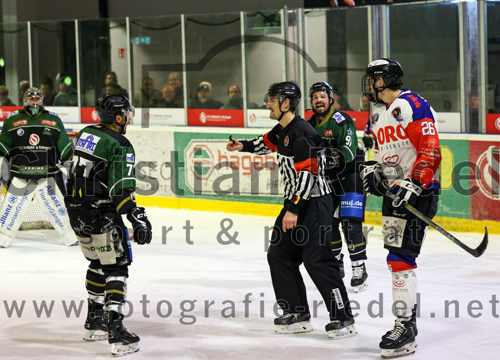 2023-01-22_146_Eishockey_TSV_Erding_gegen_ESC_Dorfen | Erding, Deutschland, 22.01.2023:
Eishockey, Bayernliga 2022 / 2023, 29. Spieltag, TSV Erding gegen ESC Dorfen, Endergebnis: 6:2

Philipp Michl (Erding Gladiators, #77), Rudolf Lorenz (Erding Gladiators, #91), Florian Fischer (ESC Dorfen, #26)

Foto: Christian Riedel / fotografie-riedel.net
