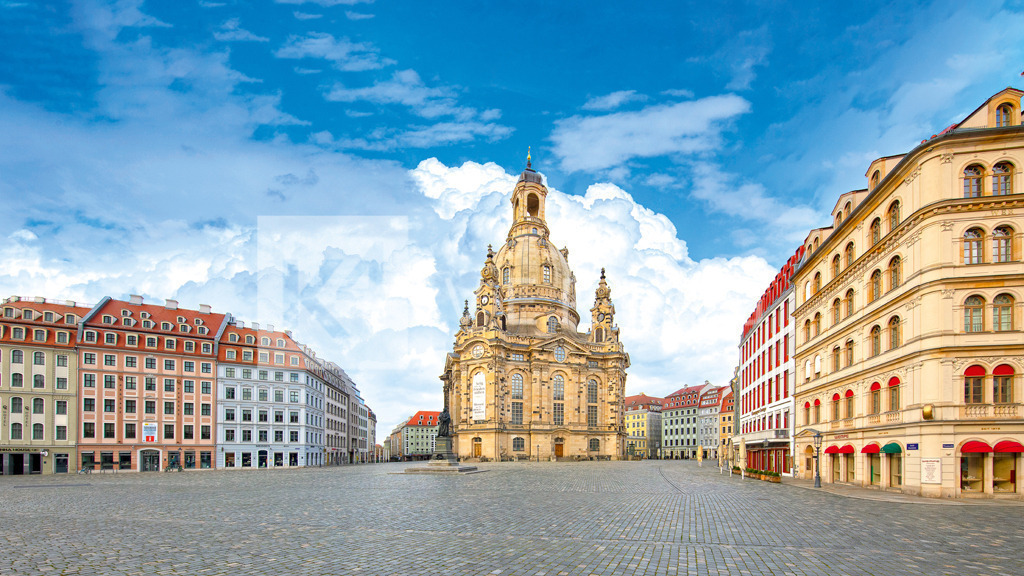 Panorama-Frauenkirche-Neumarkt-FOCO6440b | Wandbild Panorama Blick auf das Wahrzeichen der Stadt Dresden, Die Frauenkirche auf dem Neumarkt - Realisiert mit Pictrs.com