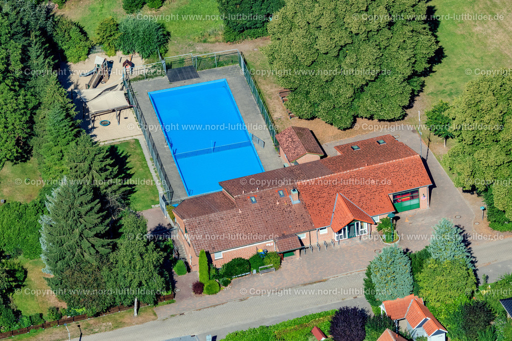 Ruschwedel_Kindergarten_und_Schwimmbad_ELS_6882110822 | HARSEFELD 11.08.2022 Gebäude der KITA Kindertagesstätte - Kindergarten " Räuberbande " in Harsefeld Ruschwedelmit angrenzendem Freibad im Bundesland Niedersachsen, Deutschland. // Building of the KITA day-care center - kindergarten "Raeubergange" in Harsefeld Ruschwedel with adjacent outdoor pool in the state Lower Saxony, Germany. Foto: Martin Elsen