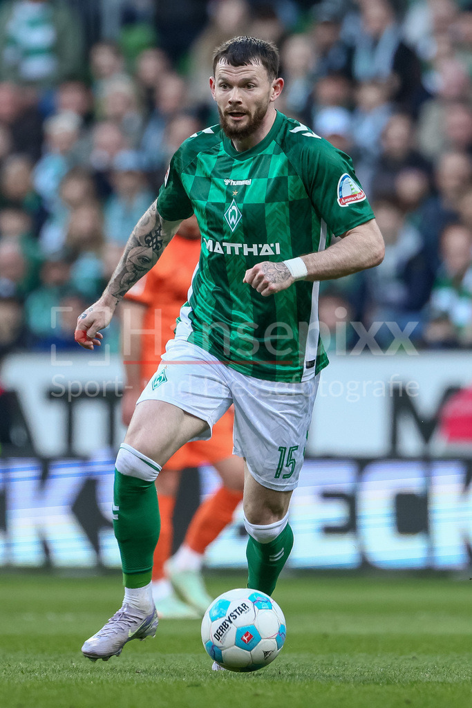 Fussball, Bundesliga, SV Werder Bremen - Eintracht Frankfurt | v.li.: Oliver Burke (SV Werder Bremen, 15) am Ball, Einzelbild, Ganzkörper, Aktion, Action, Spielszene, DIE DFL-RICHTLINIEN UNTERSAGEN JEGLICHE NUTZUNG VON FOTOS ALS SEQUENZBILDER UND/ODER VIDEOÄHNLICHE FOTOSTRECKEN. DFL REGULATIONS PROHIBIT ANY USE OF PHOTOGRAPHS AS IMAGE SEQUENCES AND/OR QUASI-VIDEO.