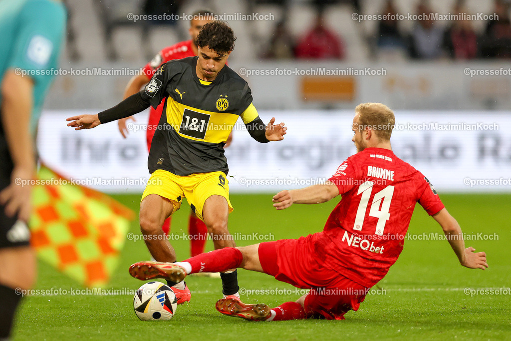RWE3Liga25092401011 | 25.09.2024, Essen, Fußball,  Rot-Weiss Essen – Borussia Dortmund II (U23), bwin 3. Liga Herren, Stadion an der Hafenstraße, 7. Spieltag Saison 2024 2025: Ayman Azhil (BVB II #6) Zweikampf Lucas Brumme (RWE #14) DFB regulations prohibit any use of photographs as image sequences and or quasi-video.