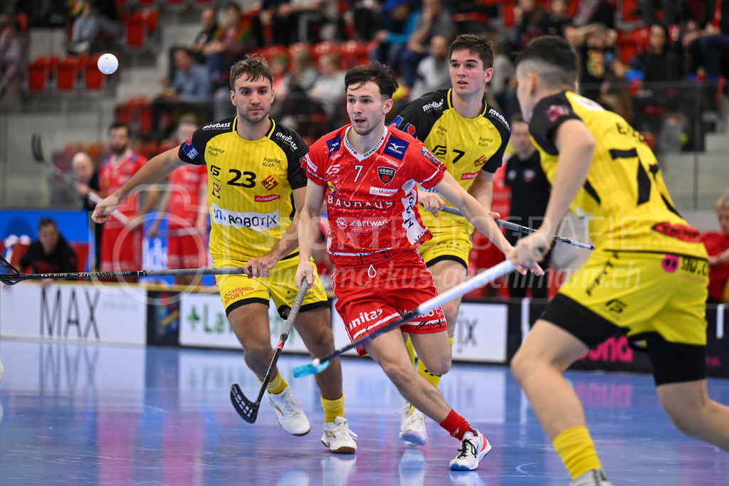 HC Rychenberg vs Floorball Köniz - 18. Dezember 2022 | HC Rychenberg vs Floorball Köniz
AXA Arena, Winterthur
Tobias Studer (#23 HC Rychenberg), Leon Tringaniello (#7 Floorball Köniz) und Levin Conrad (#7 HC Rychenberg).
Bild: Sportfotografie Markus Aeschimann | www.markus-aeschimann.ch - Realisiert mit Pictrs.com