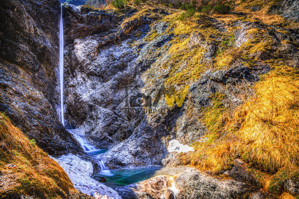 Wasserfall in der Wolfsschlucht - Tegernsee | Das Bild zeigt einen Wasserfall in der Wolfsschlucht bei Kreuth am Tegernsee. Die Wolfsschlucht ist eine landschaftlich beeindruckende Felsschlucht südlich von Wildbad Kreuth. Das Gebiet zeichnet sich durch wilde Schönheit und glasklares Wasser aus, das in Kaskaden die Felsen hinabstürzt. Der hintere Teil des Tals, bekannt als die Große Wolfsschlucht, endet dort, wo der Wanderweg zur Blaubergalm führt.  - Realisiert mit Pictrs.com