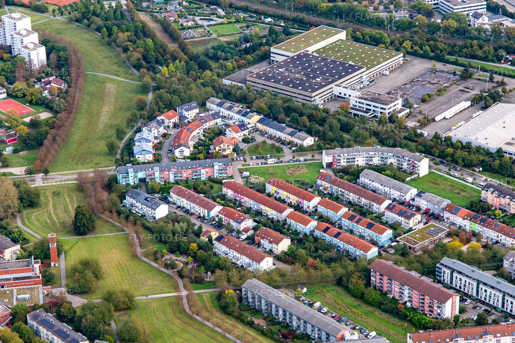 Luftbild: Eva-Maria-Buch Straße im Ortsteil Oberreut in Karlsruhe im Bundesland Baden-Württemberg in Deutschland. Foto: IMG_143582.jpg vom 06.10.2024 durch Werner Riehm/FLY-FOTO.de