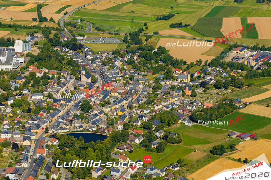 Luftaufnahme der Stadt Kirchenlamitz - Die Luftaufnahme wurde 2025 vom UL-Flugzeug heraus erstellt ( keine Drohne ) - Hochauflösende Luftaufnahme - für professionelle Ausdrucke geeignet. Die Geschenkidee !Mit Lizenz und Bildrechte bestellbar