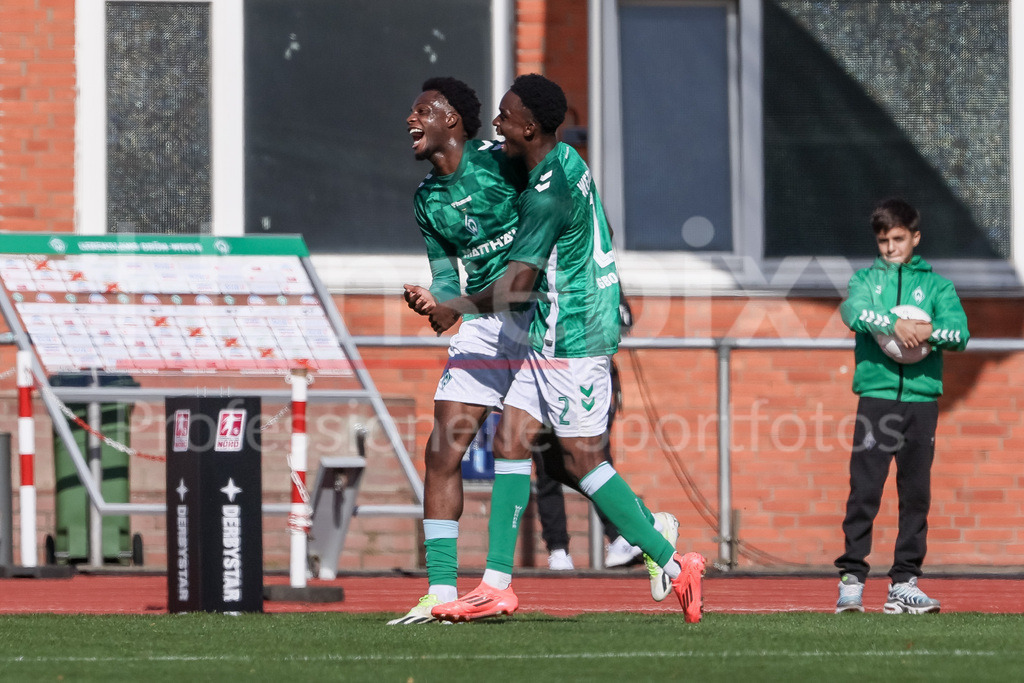 Fussball, Regionalliga Nord, SV Werder Bremen II - Hamburger SV II | v.li: Torschütze Joel Imasuen (SV Werder Bremen II, 15) und David Igboanugo (SV Werder Bremen II, 2) mit Torjubel, Jubel, jubeln, jubelt, optimistisch, Spielszene, Highlight, Freude über das Tor zum 1:0