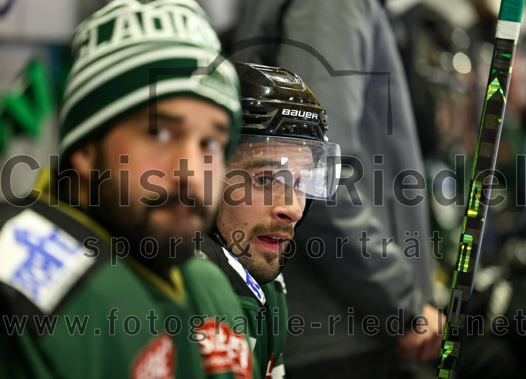 2022-12-09_111_TSV_Erding_gegen_EHC_Waldkraiburg | Erding, Deutschland, 09.12.2022:
Eishockey, Bayernliga 2022 / 2023, 19. Spieltag, TSV Erding gegen EHC Waldkraiburg, Endergebnis: 9:2

Philipp Michl (Erding Gladiators, #77)

Foto: Christian Riedel / fotografie-riedel.net