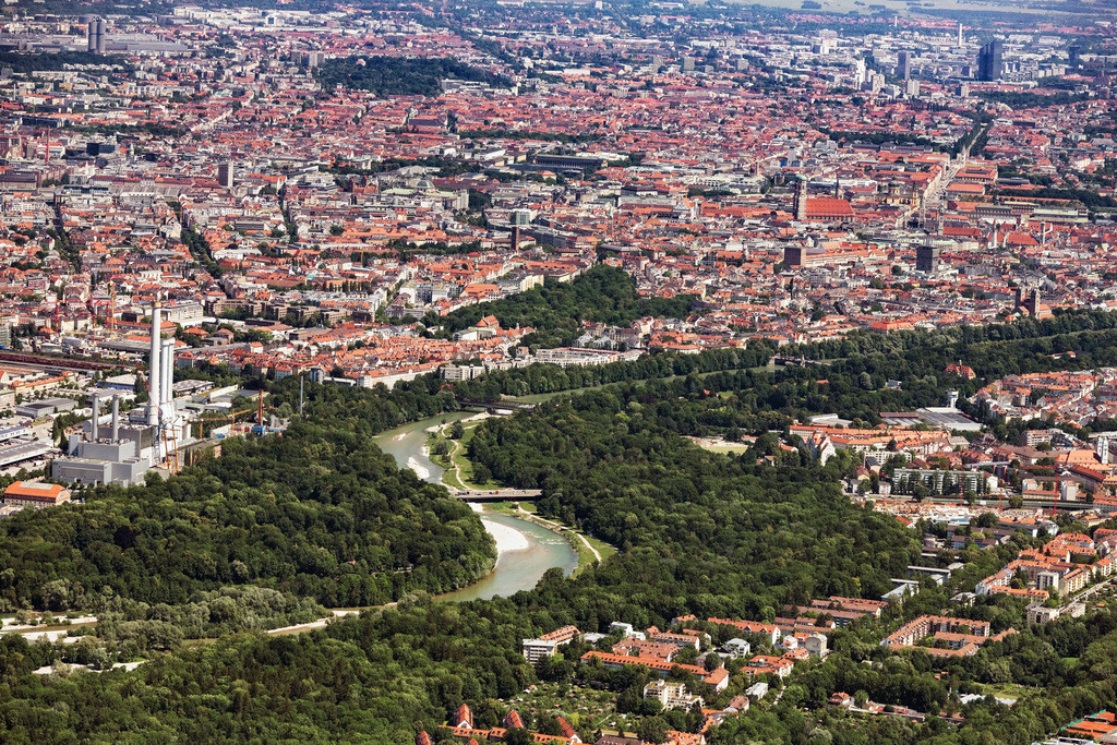 dr__0024763.jpg | MüNCHEN 24.06.2019 Stadtansicht am Ufer des Flußverlaufes der Isar in München im Bundesland Bayern, Deutschland. // City view on the river bank of the river Isar in Munich in the state Bavaria, Germany. Foto: Daniel Reiter