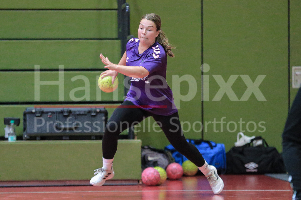 Handball, 2. Bundesliga Frauen, Training SV Werder Bremen | v.li.: Madita Probst (SV Werder Bremen, 10) am Ball, Spielszene, Aktion, Action