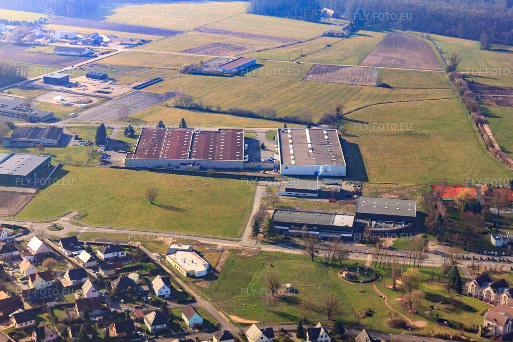 Vue aérienne: NVent SCHROFF SAS à Betschdorf dans le département Bas Rhin, France.Photo: IMG_62738.jpg prise le 09/03/2014 par Werner Riehm/FLY-FOTO.euRésolution de l'original: 4752 x 3168 pxNVENT.COM