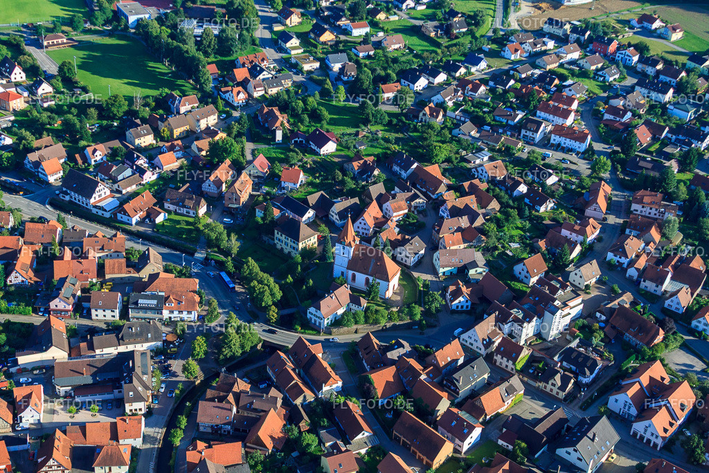 Barbarakirche | Luftbild: Barbarakirche im Ortsteil Ellmendingen in Keltern im Bundesland Baden-Württemberg in Deutschland. Foto: IMG_32442.jpg vom 21.08.2010 durch Werner Riehm/FLY-FOTO.de - Realisiert mit Pictrs.com