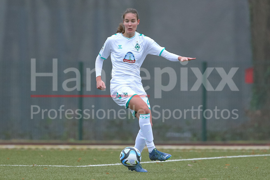 Fussball, Testspiel Frauen, SV Werder Bremen - FC Twente Enschede | v.li.: Hanna Nemeth (SV Werder Bremen, 23) am Ball, Freisteller, Einzelbild, Ganzkörper, Aktion, Action, Spielszene