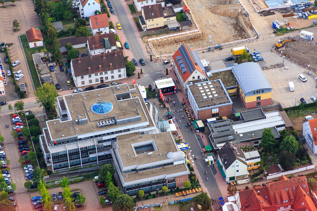 Luftbild: Kandeler Stadtfest 2015 zwischen Verbandsgemeinde Verwaltung Kandel und Sparkasse Südpfalz in Kandel im Bundesland Rheinland-Pfalz in Deutschland. Foto: IMG_084086.jpg vom 29.08.2015 durch Werner Riehm/FLY-FOTO.deWWW.KANDEL.DE