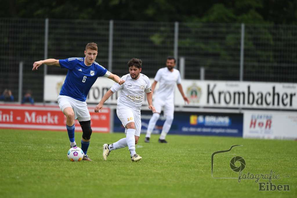 1. FC Nordenham-SV GOTANO | Kreispokal Finale Jade-Weser-Hunte 1. Mannschaften; 1.FC Nordenham (weiß)-SV GOTANO (blau) am 15.06.2025 in Rastede (Sportanlage Köttersweg), Photo: Philip Eiben 2025 - Realisiert mit Pictrs.com
