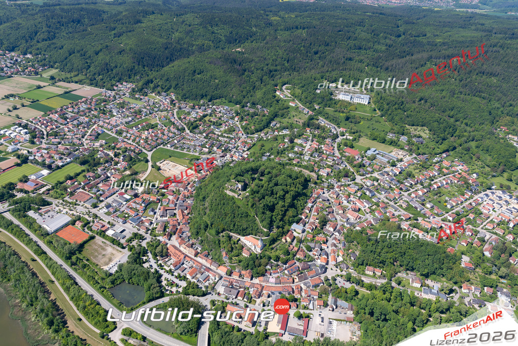 Das Luftbild der Stadt Donaustauf wurde 2021 vom Flugzeug heraus erstellt (keine Drohne) Aufnahmehöhe ca.450 Meter- hohe Bildauflösung und Druck-Qualität garantiert!