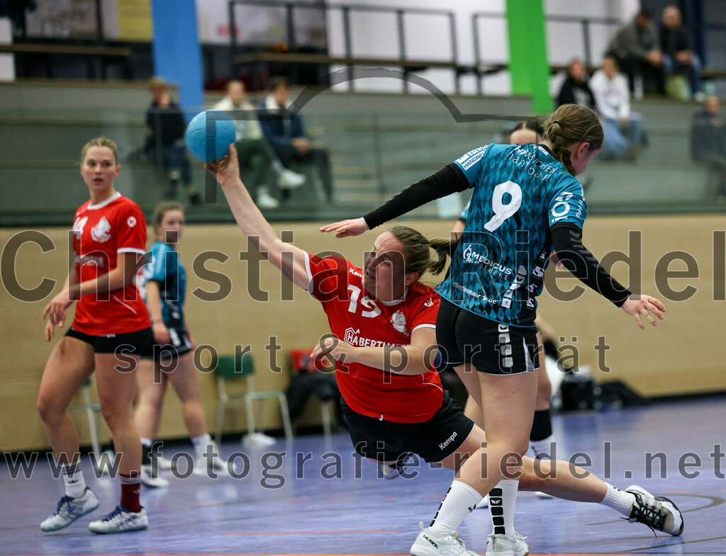 2022-11-27_072_SV_Anzing_gegen_HT_Muenchen_II | Anzing, Deutschland, 27.11.2022:
Handball, Bezirksliga 2022 / 2023, 7. Spieltag, SV Anzing gegen HT München II, Endergebnis: 28:32

Sarah Reither (SV Anzing, #19), Katharina Slavik (HT München, #9)

Foto: Christian Riedel / fotografie-riedel.net
