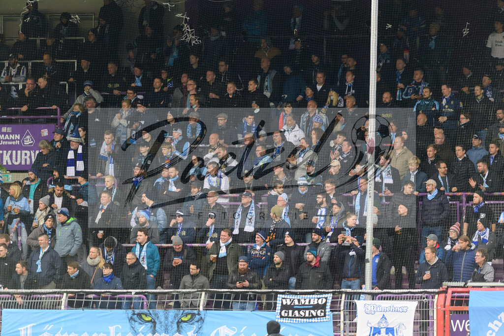 OSNTSV20211106_036 | Fussball, Herren: . Fans von TSV 1860 Muenchen bei dem Spiel der 3. Liga zwischen VfL Osnabrueck und TSV 1860 Muenchen im Stadion an der Bremer Bruecke am 06.11.2021 in Osnanbrueck, Deutschland.DFB / DFL REGULATIONS PROHIBIT ANY USE OF PHOTOGRAPHS AS IMAGE SEQUENCES AND/OR QUASI-VIDEO. - Realisiert mit Pictrs.com