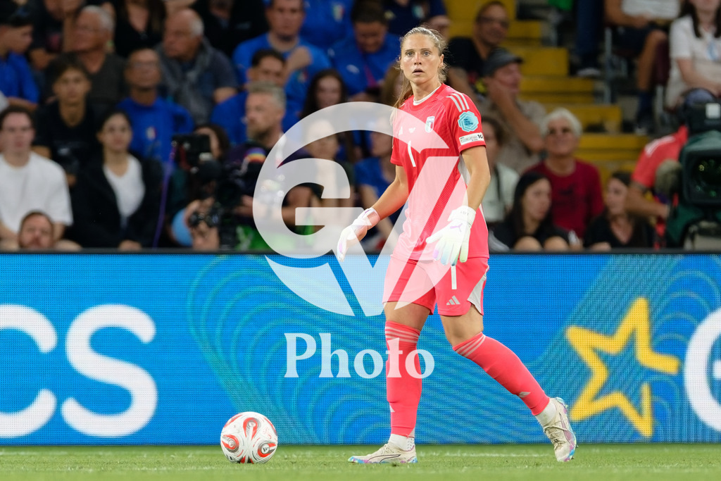 England v Italy - UEFA Women's EURO 2025 Semi-Final | GENEVA, SWITZERLAND - JULY 22: Laura Giuliani of Italy  controls the ball   during the UEFA Women's EURO 2025 Semi-Final match between England and Italy at Stade de Geneve on July 22, 2025 in Geneva, Switzerland. (Photo by Giuseppe Velletri/Sports Press Photo/Getty Images)