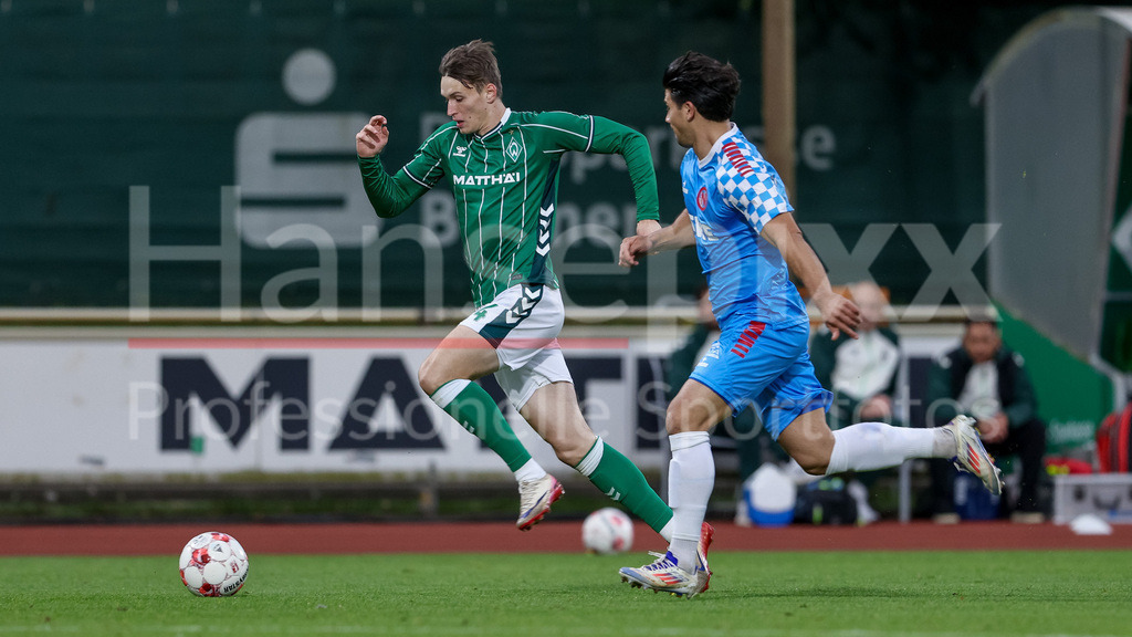 Fussball, Regionalliga Nord, SV Werder Bremen II - FC Eintracht Norderstedt | v.li.: Dominik Kasper (SV Werder Bremen II, 24) und Fabian Grau (FC Eintracht Norderstedt, 4) im Zweikampf, Duell, Dynamik, Aktion, Action, Spielszene