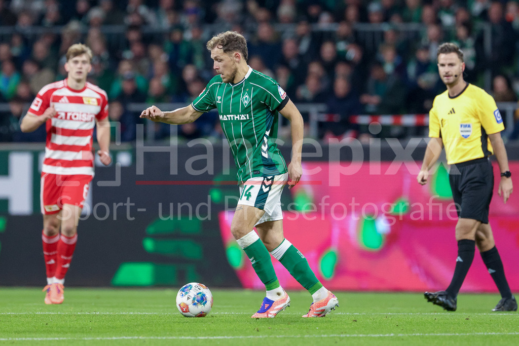 Fussball, Bundesliga, SV Werder Bremen - 1. FC Union Berlin | Senne Lynen (SV Werder Bremen, 14) am Ball, Einzelbild, Ganzkörper, Aktion, Action, Spielszene, DIE DFL-RICHTLINIEN UNTERSAGEN JEGLICHE NUTZUNG VON FOTOS ALS SEQUENZBILDER UND/ODER VIDEOÄHNLICHE FOTOSTRECKEN. DFL REGULATIONS PROHIBIT ANY USE OF PHOTOGRAPHS AS IMAGE SEQUENCES AND/OR QUASI-VIDEO.