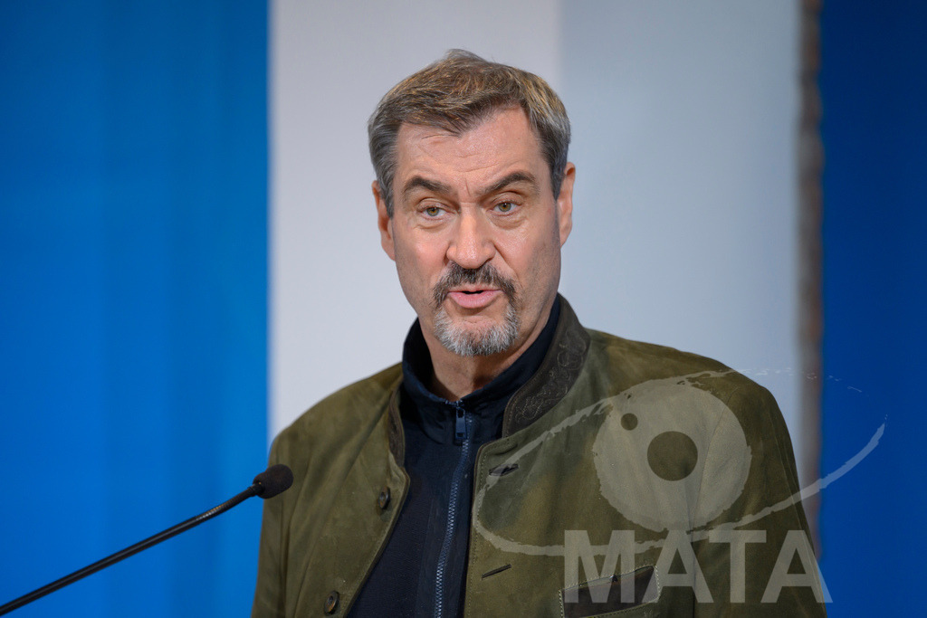 _DW04763 | Bayerns Ministerpräsident Markus Söder (CSU) bei einer Pressekonferenz im Lokschuppen. Rosenheim, 02.12.2025 Bayern Deutschland - Realisiert mit Pictrs.com